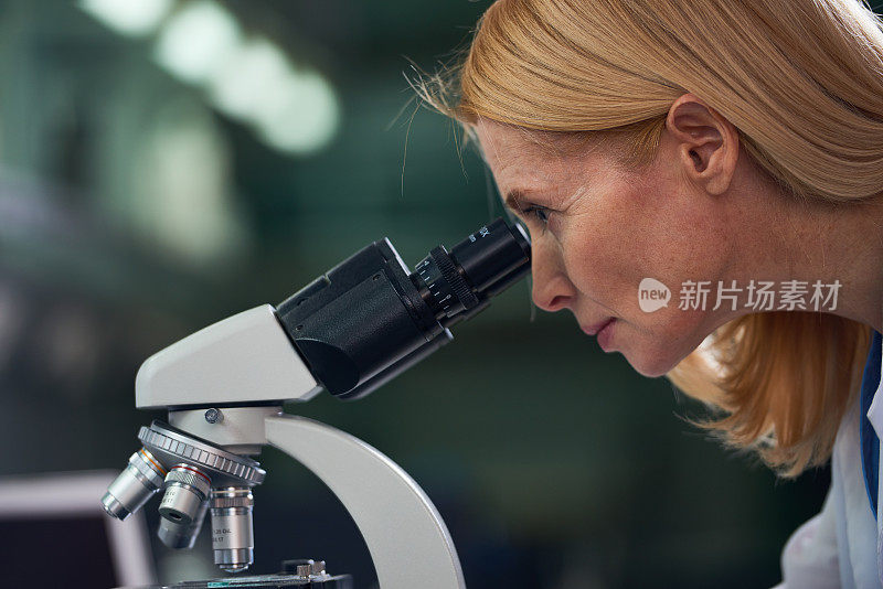 女性科学家使用显微镜