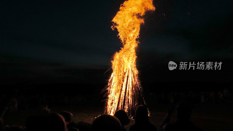 巴伐利亚，习俗和传统。Johannisfeuer或Sonnwendfeuer稻草娃娃在圣约翰夜被焚烧。