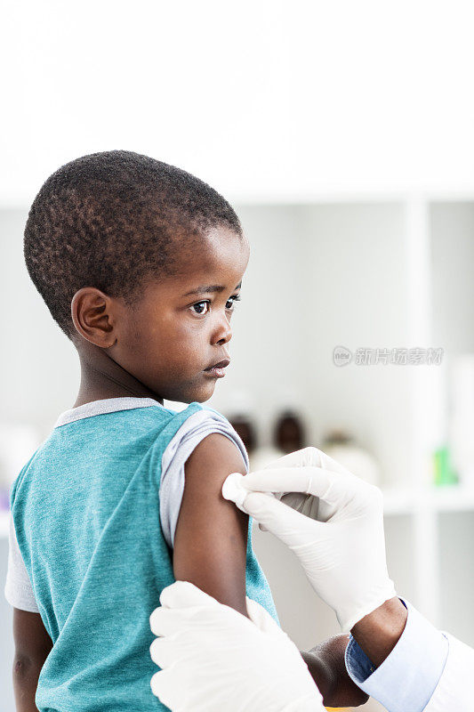 非洲小男孩正在接种疫苗