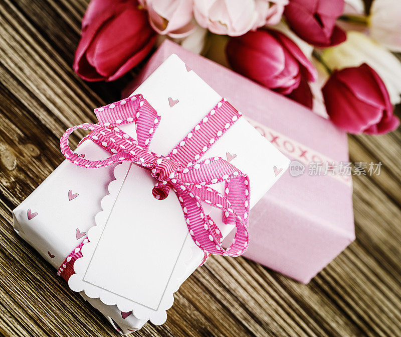 粉色礼物和郁金香