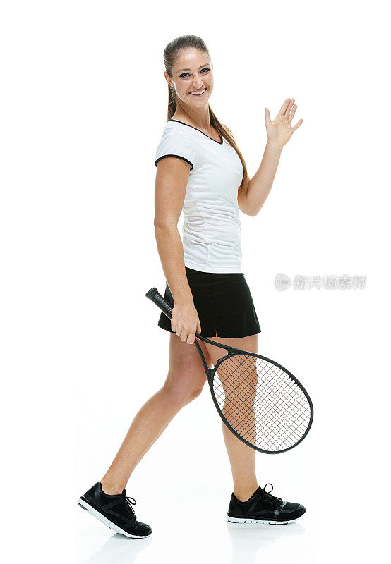 女网球运动员微笑着挥手