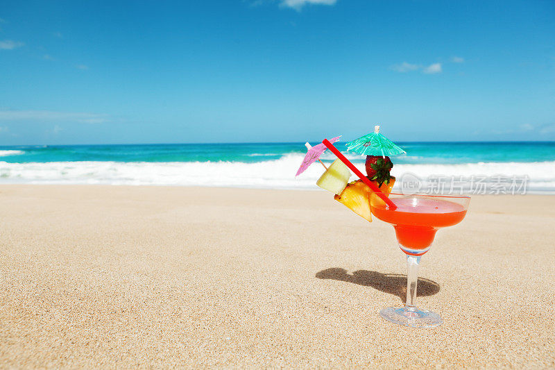 热带鸡尾酒与雨伞在沙滩赫兹
