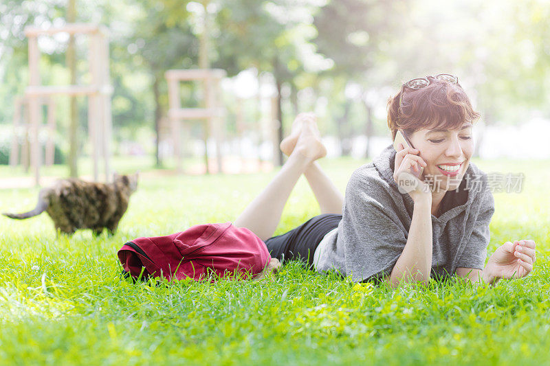 正在打电话的年轻女子