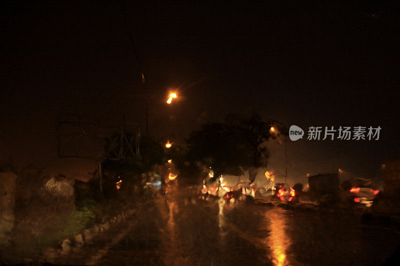 在暴风雨和雨中驾驶-抽象背景