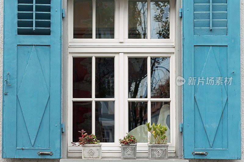 蓝色百叶窗的旧窗，康斯坦茨老城