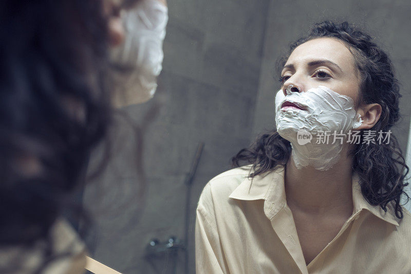 一位女士在脸上涂剃须膏