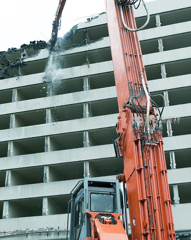 在华盛顿州西雅图，起重机正在拆除建筑物