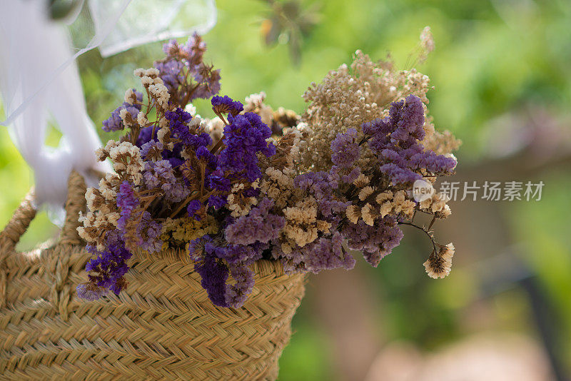 干花放在草篮里挂在树上作为装饰