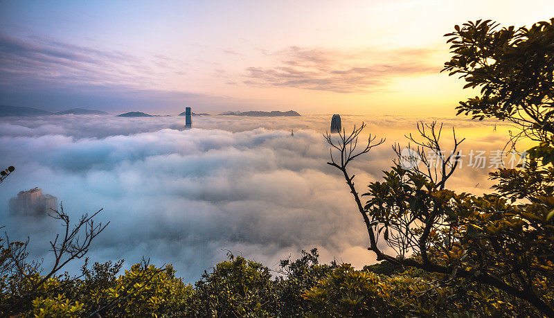在多雾季节，香港维多利亚港上空乌云滚滚