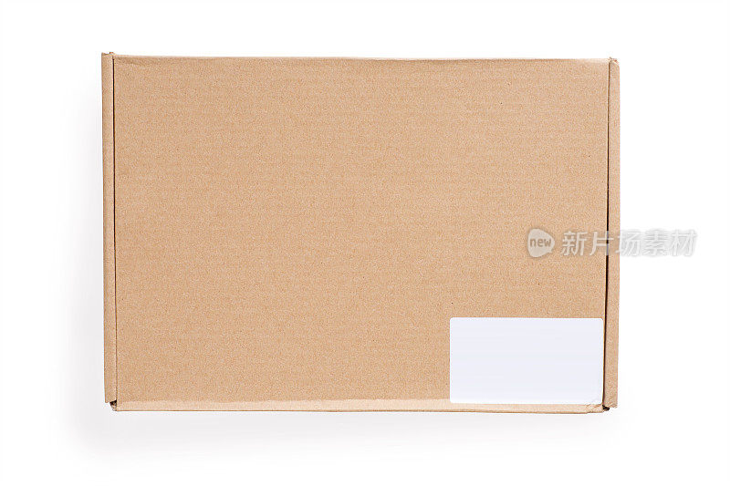 封闭纸板盒与空白白色标签。孤立的白色，剪辑路径包括。