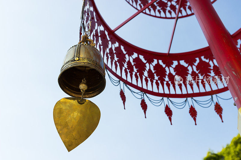 钟悬挂在传统的金属伞上