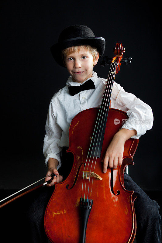 戴着圆顶礼帽的天才小男孩拉大提琴
