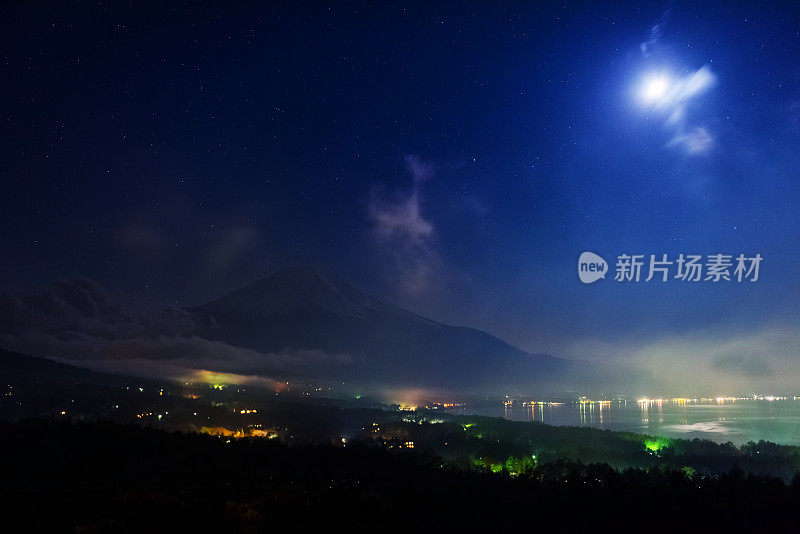 富士山和山中湖从富士山全景站观看夜晚的星星和月亮，山梨县