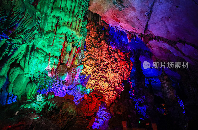 芦笛洞是中国桂林一个美丽的天然石灰岩洞穴