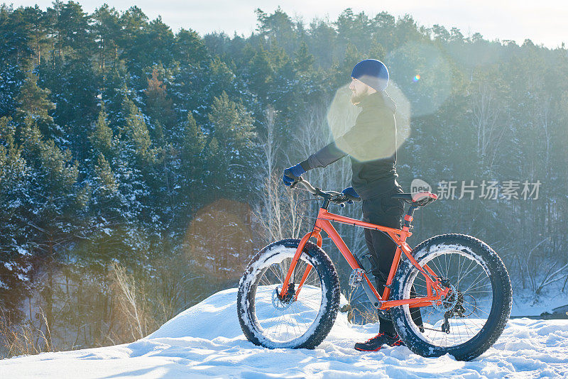 在白雪覆盖的地区，梦幻般的自行车手