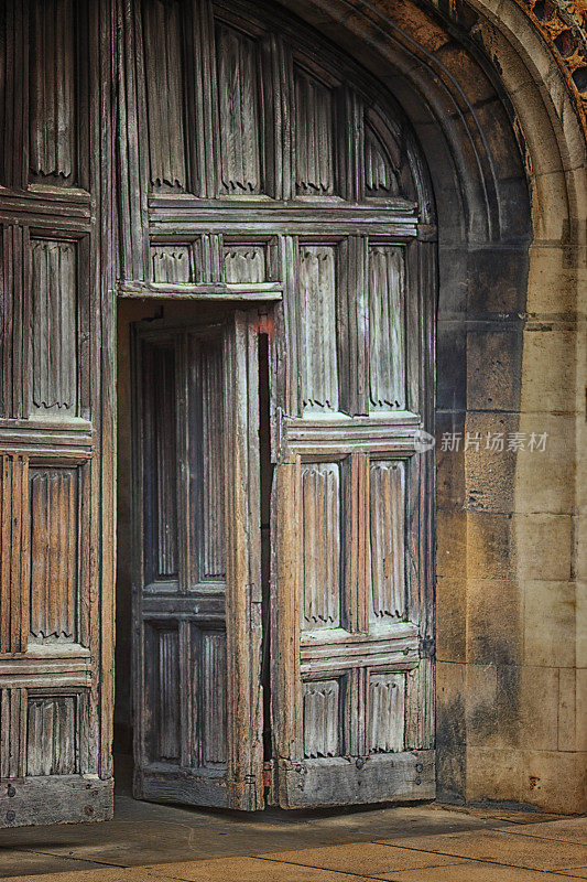 剑桥大学圣约翰学院的木制大门