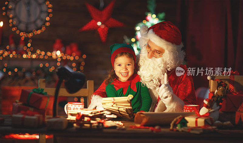 圣诞老人在圣诞树旁读给小精灵的信