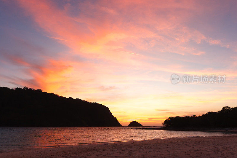 泰国甲米，日落时的韩国岛海景。