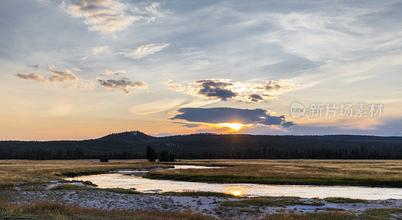 黄石国家公园，公园县，怀俄明州，美国。日落时的黄石河