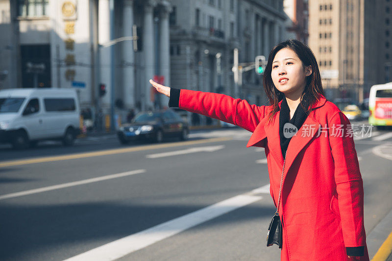 美丽的亚洲女人叫出租车，上海，中国