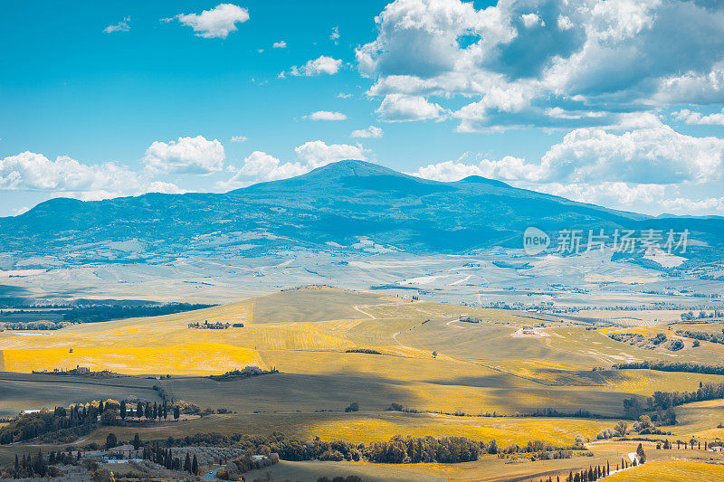 四季。美丽的风景，山谷与天空和山脉。