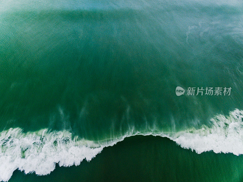 海浪粉碎海岸的鸟瞰图。