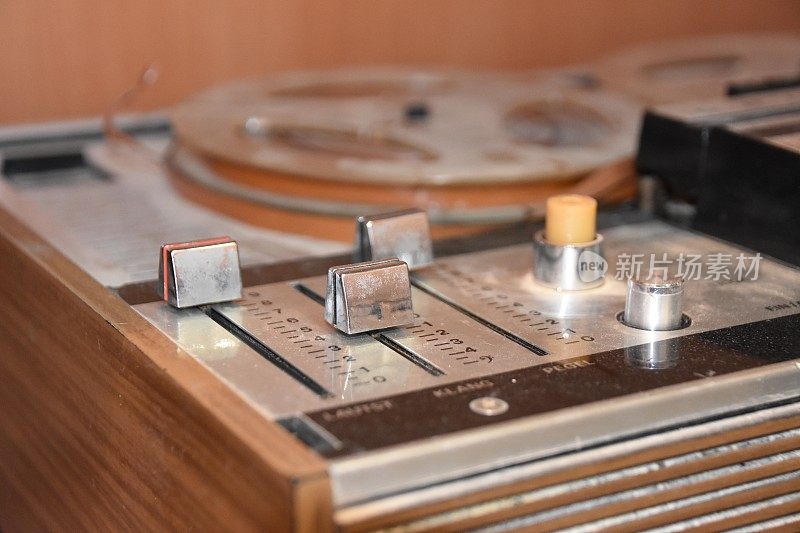 老式磁带录音机