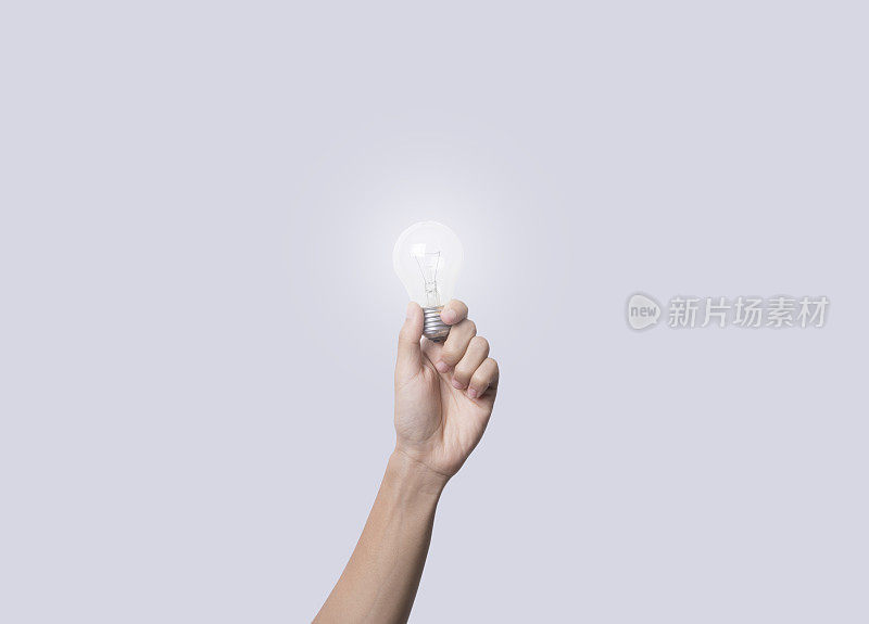 手握灯泡，新技术理念与创新创意。