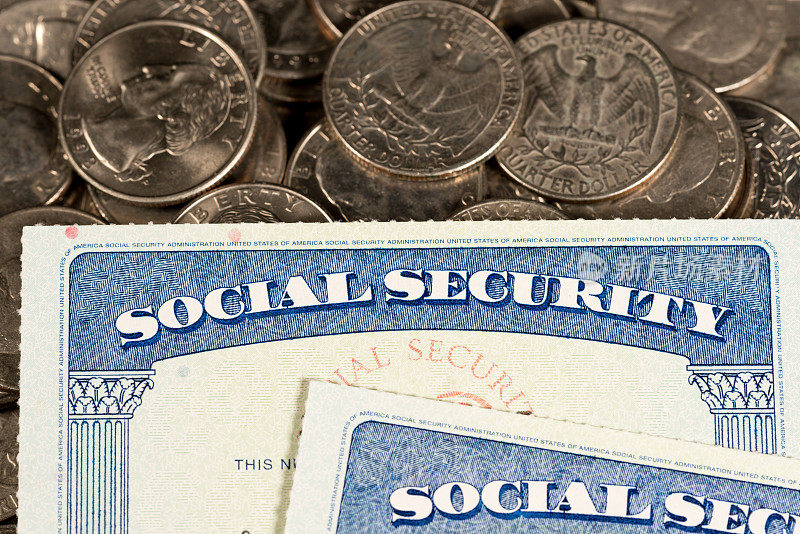 美国的社会保障卡放在四分之一硬币上