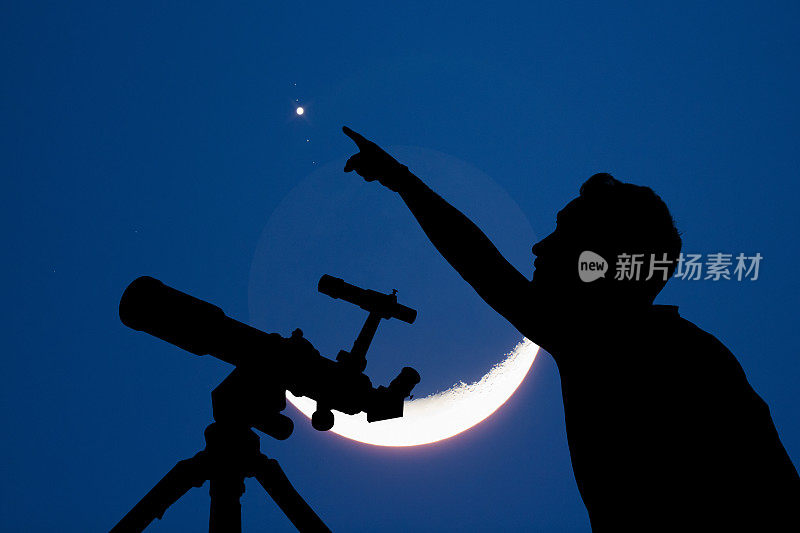 一个人的剪影与望远镜，月亮和星星。我的天文工作。