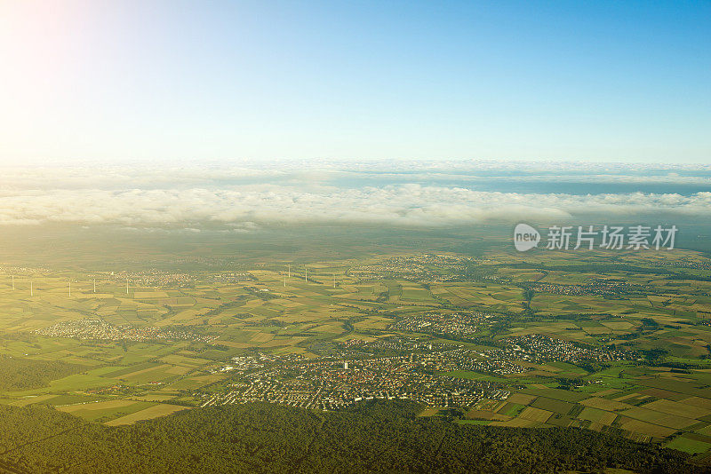 德国城镇和田野的鸟瞰图。