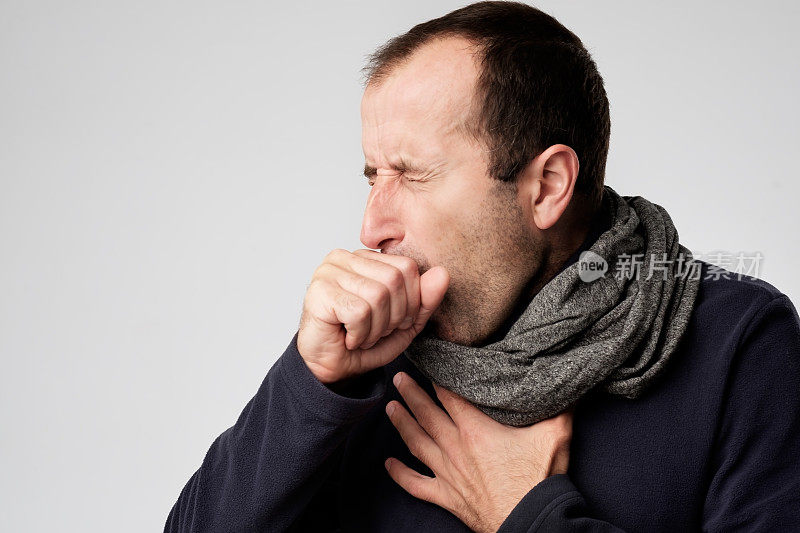 成熟的男人患感冒或肺炎。