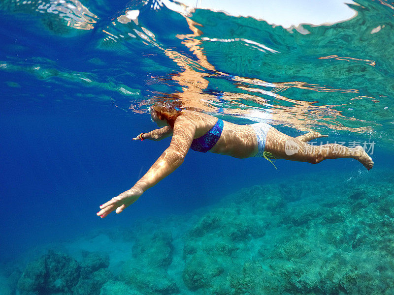 Göbün湾在Göcek。漂浮在海底的女士。