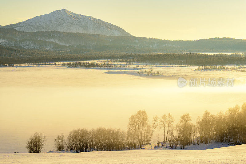 冬天的日落在挪威冰天雪地的风景