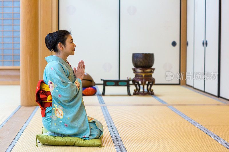 和服女士在百库曼本Chionji寺庙祈祷