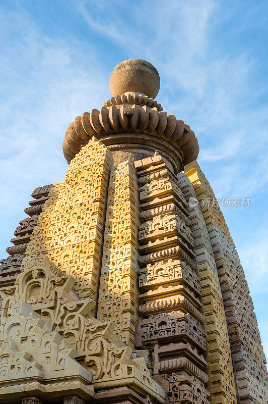 阳光明媚的日子里，卡朱拉霍西部寺庙群的拉克什曼寺庙