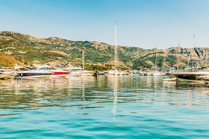 在黑山的布德瓦海岸，可以看到山脉的游艇和船只码头。