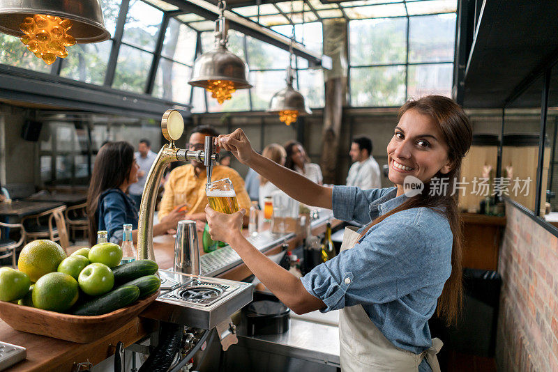 在酒吧里卖啤酒的女人