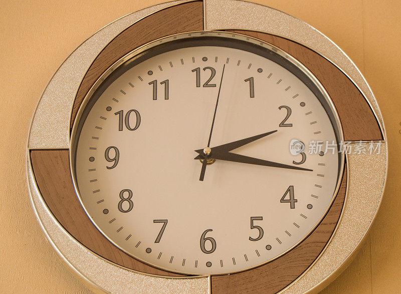圆形的挂钟在光表盘上显示时间为2小时15分钟