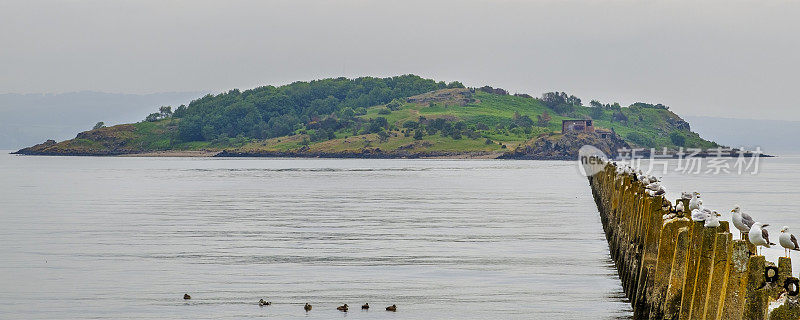 克莱蒙德岛是一个潮汐岛，通过堤道与大陆相连(这里涨潮时看不到)。福斯湾，苏格兰东部