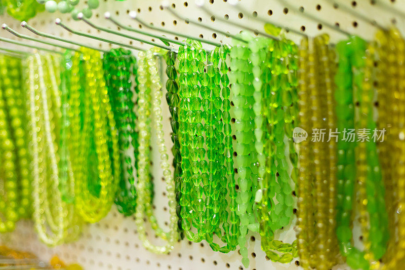 许多绿色的玻璃珍珠项链在商店出售