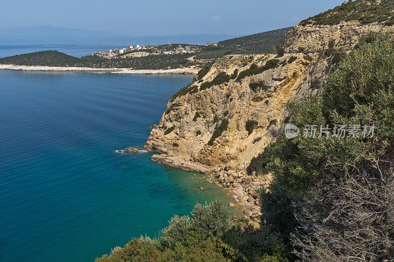 希腊萨索斯岛令人惊叹的小海滩和蓝色的海水