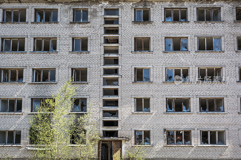 拉脱维亚斯库伦达被毁的苏联公寓。斯库伦达1号的典型苏联公寓之一。