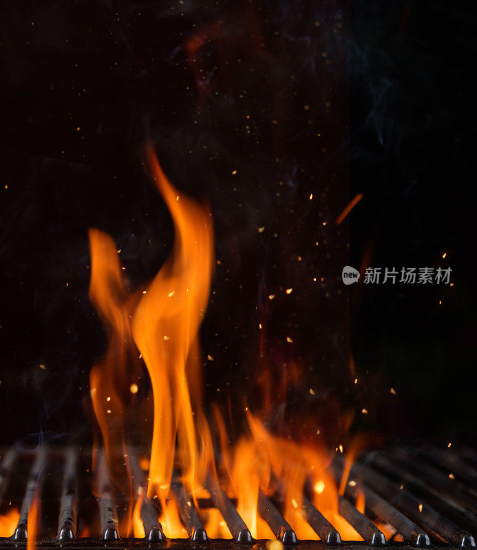 将燃烧着木炭的烧烤架与复印空间的明火一起清空。