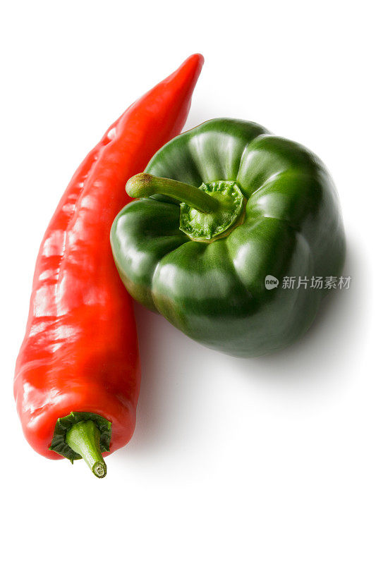 蔬菜:尖甜椒和绿甜椒孤立在白色背景