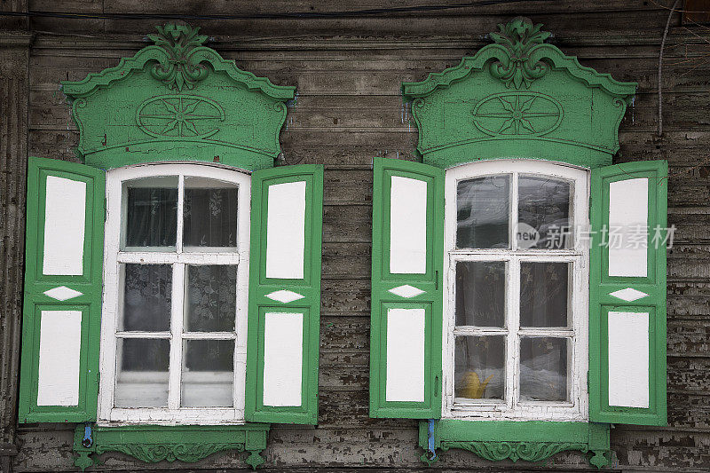 西伯利亚伊尔库茨克冬季木屋的绿色窗户细节