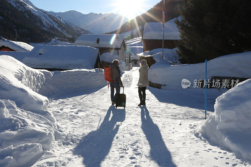 男人和女人在雪村等待运输