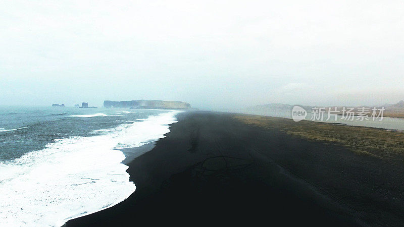 海浪和黑色沙滩