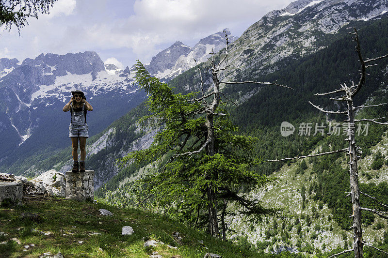 这位年轻的徒步旅行者享受着山景，特伦塔山谷，雅洛维奇山，So?a河，Primorska，朱利安阿尔卑斯山，斯洛文尼亚，欧洲