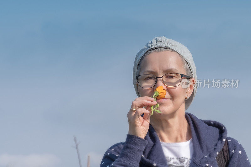 女人在户外闻金盏花